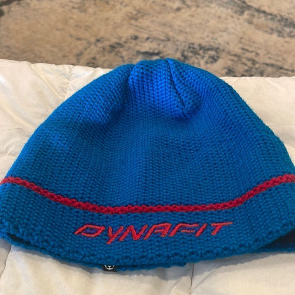 Dynafit beanie excellent condition. Great colors nicely lined comfortable fleece